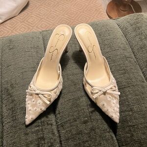NWOT Jessica Simpson closed toed white flower heels W6.5